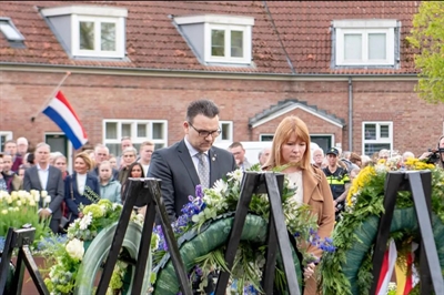 Kranzniederlegung in Almelo zum Nationalen Totengedenktag