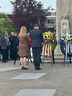 Kranzniederlegung in Almelo zum Nationalen Totengedenktag