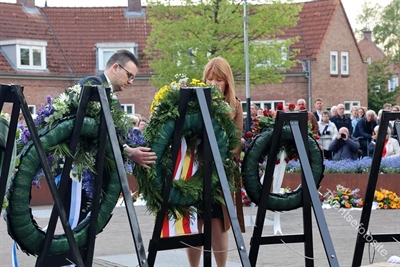 Kranzniederlegung in Almelo zum Nationalen Totengedenktag