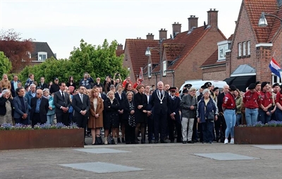 Kranzniederlegung in Almelo zum Nationalen Totengedenktag