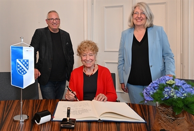 BBE Kommunalkongress _ Gesine Schwan Gästebuch der Stadt Kassel