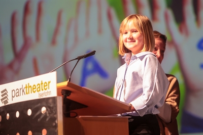 Ella aus der 4. Klasse der Gemeinschaftsgrundschule Altena Mühlendorf beeindruckte das Publikum der 10. Regionalen Bildungs- und Integrationskonferenz in Iserlohn mit dem Vortrag ihrer Siegergeschichte des Schreibwettbewerbs. Foto: J. Musall/Märkischer Kreis 