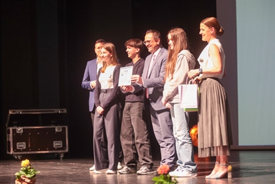 An Schülerinnen und Schüler der Klasse 9 des Berg-Stadt-Gymnasiums Lüdenscheid überreichten Landrat Marco Voge (Mitte) sowie Michael Czech (1.v. links) und Alexandra Hübenthal (1.v.rechts) vom Fachdienst Bildung und Integration Urkunden und Gewinn für den prämierten Videobeitrag. Foto: J. Musall/Märkischer Kreis