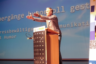 Felix Gaudo stimmte die Besucherinnen und Besucher der Regionalen Bildungs- und Integrationskonferenz humorvoll auf das Thema „#überBRÜCKEN – Lebensübergänge erleben, verstehen und gestalten“ ein. Foto: J.Musall/Märkischer Kreis