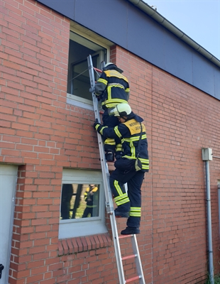 Personenrettung über eine Steckleiter