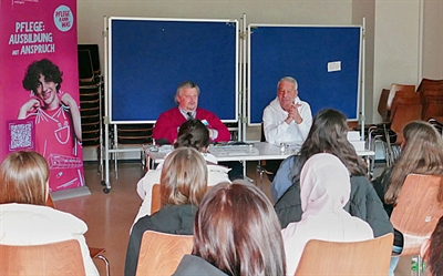 Vor der Praxis kommt die Theorie: Thomas Cüpper und Klaus Jung vom BAfZA erklären den Alterungsanzug. Foto: Michael Herget,/KAoA MÄRKISCHER KREIS