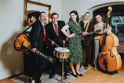 Die Wyatt Christmas Five erzeugen ein musikalisches Feuerwerk aus Blues, Swing und Rockabilly. Foto: Pressefoto der Band