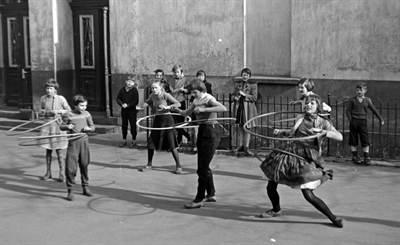 Nicht nur Hula-Hoop-Reifen, die mittlerweile wieder modern werden, bewegten Altena in den 1950er Jahren. Ulrich Biroth berichtet über den Wandel der Stadt. Foto: Hermann Vogt