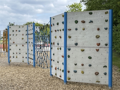 Mehrgenerationen-Spielplatz Kalthof_Kletterwand