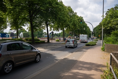 Für die Bauarbeiten wird die Uhlandstraße zur Einbahnstraße: Autoverkehr aus Fahrtrichtung Rhede wird dafür umgeleitet.