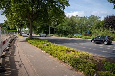 Der inzwischen wieder freie Radweg auf der südlichen Seite der Uhlandstraße bleibt befahrbar.