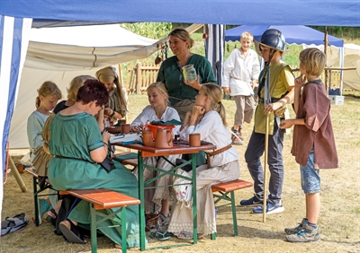 Beim historischen Spiel an der Luisenhütte in Balve-Wocklum schlüpfen die jungen Teilnehmerinnen und Teilnehmer für vier Tage in eine Rolle, Foto: Stephan Sensen/Märkischer Kreis