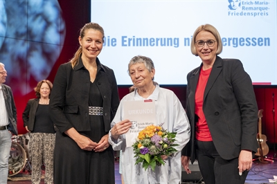 Verleihung des Erich-Maria-Remarque-Friedenspreises an Ljudmila Ulitzkaja