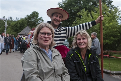 Museumspädagogin Bernadette Lange und Veranstaltungsorganisatorin Martina Handke ließen sich von den Gondolieri der Künstlergruppe 