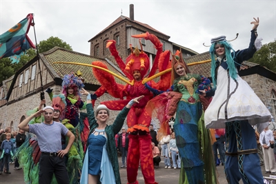 Maritimes Flair verbreitete die Aktionskünstler von Stelzen-Art aus Bremen mit ihrem Unterwasserhofstaat an der Luisenhütte. Foto: Sebastian Sendlak/ Märkischer Kreis