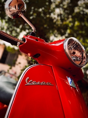 Heiße Vespas, kühles Bier und viel gute Laune erwarten die Besucherinnen und Besucher von Anno Tuck am Sonntag, den 13. August im Park der Burg Holtzbrinck. Foto: Stock-Foto: Pexels-Yash-Dhongade