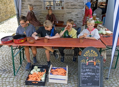 Für Speis und Trank ist beim Historischen Spiel an der Luisenhütte gesorgt. Foto Stephan Sensen/ Märkischer Kreis