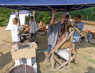 Alte Handwerkskunst wie Schmieden und Metallgiessen stehen auch auf dem Programm des Historischen Spiels  an der Luisenhütte. Foto: Stephan Sensen/Märkischer Kreis