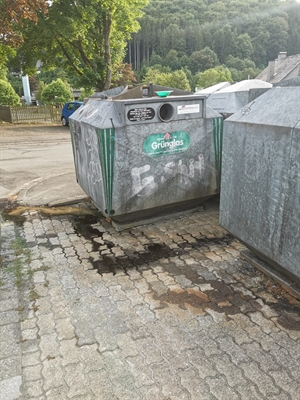 Unbekannte entsorgen regelmäßig illegal altes Fett in Glascontainern in Siedlinghausen