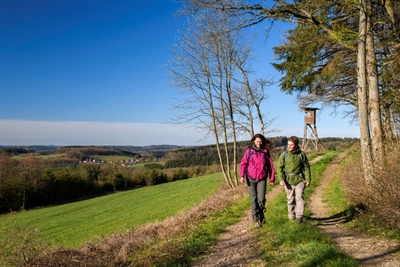 Naturparkführerin Michaela Rothöft zeigt die schönsten Fernsichten über das Lennetal. Foto: Klaus-Peter Kappest 