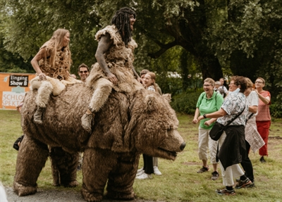 Urki der Urmensch, und seine Urfrau Oenga haben zusammen mit ihrem Freund Holy dem Höhlenbär, eine Zeitreise in die Moderne unternommen. Beim Erlebnistag am 10. September in Hemer bringt der Walking Act Spaß für alle Altersgruppen. Künstlerfoto