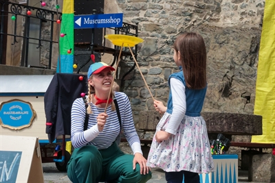 In der Zirkusschule Sauresani wurden am Samstag und Sonntag auf der Burg Altena viele kleine Zirkusartisten ausgebildet. Sendlak/Märkischer Kreis