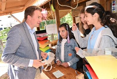 Oberbürgermeister Schoeller ernennt Kinder-Bürgermeisterin von Spielhausen 2