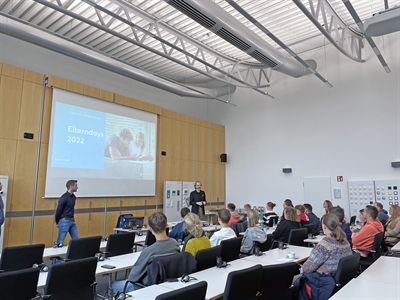 Bei den ElternDays können sich Eltern mit ihren Kindern ab der 9. Klasse über Ausbildungsberufe und Studienmöglichkeiten in heimischen Betrieben informieren. Foto: S. Jurek/Märkischer Kreis