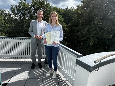 Bürgermeister Michael Beckmann gratulierte Luisa Wilmes zum bestandenen dualem Studium. 