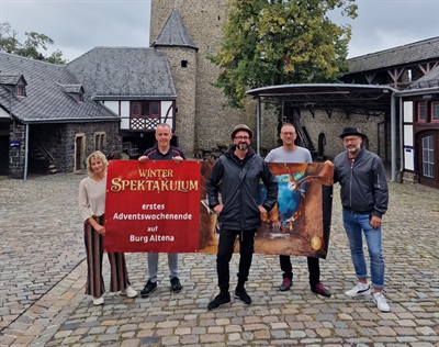 Das neue Event-Team für das „Winter-Spektakulum“ (von links): Frank Brune, Dominik Klima (noa entertainment), Professor Abraxo alias Marc Mense, Detlef Krüger und Martina Handke (Fachdienst Kultur und Tourismus des Märkischen Kreises). Foto: Rica Elsner          