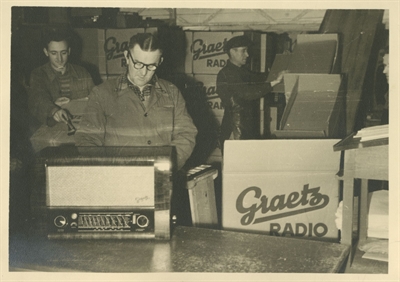 Verpacken von Radiogeräten der Firma Graetz 1951, Kreisarchiv MK