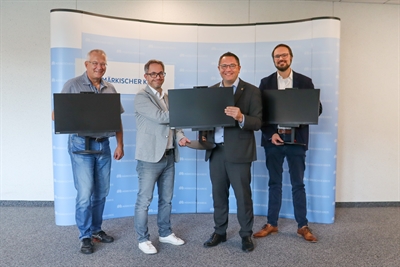 Im Bild von links: Michael Lücker (Umweltberatung Verbraucherzentrale NRW), Michael Tschöke (Fachdienstleiter VHS Lüdenscheid), Landrat Marco Voge, Dr. Johannes Osing (Fachdienstleiter Umwelt beim Märkischen Kreis). Foto: Katharina Buschmann / Märkischer Kreis