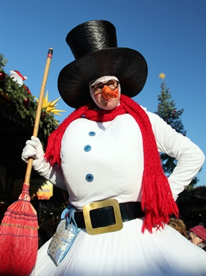 Kinder werden ihn lieben: Dieser Schneemann vom Stelzentheater Circolo hat den Schalk im Nacken und Esprit unterm Hut! Foto: Christian Dirr