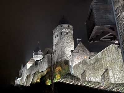 Das Probeleuchten auf der Burg Altena verlief bereits vielversprechend. Am 1. Dezember erstrahlt die Burg in neuem Licht. Foto: Detlef Krüger/Märkischer Kreis