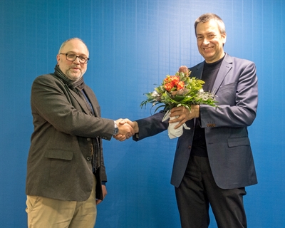 Der neue Vorstandsvorsitzende Dr. Oliver Schmidt (links) bedankte sich bei seinem Vorgänger Stephan Sensen, Leiter der Museen des Märkischen Kreises, für sein langjähriges Engagement für die Industriekultur in Südwestfalen. Foto: Bettina Hornmann/ Märkischer Kreis