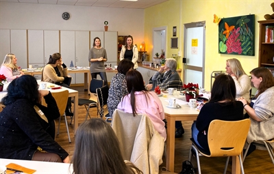 Heike Siewert und Tabea Kaiser von der Physiotherapiepraxis „Arsmovendi-Physio“ aus Lüdenscheid zeigten den Kindertagespflegepersonen, wie sie im Alltag Selbstfürsorge betreiben können. Foto: Suheda Aktas