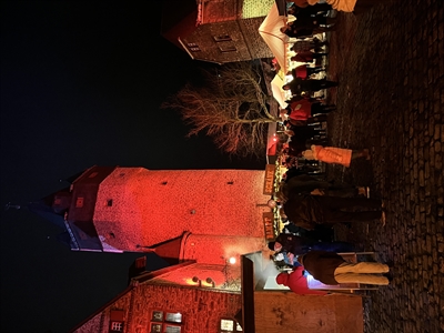 Die Burg Altena war an allen drei Tagen des Winter-Spektakulums gut besucht. Das Glanzlicht sorgte abends für eine ganz besondere Atmosphäre. Foto: Katharina Buschmann/Märkischer Kreis