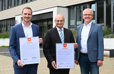 Kreis Steinfurt und WESt unterzeichnen Charta zur Vereinbarkeit von Beruf und Pflege