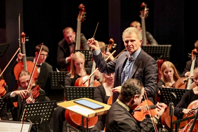 Dirigent Thomas Grote und das Märkische Jugendsinfonieorchester starten im Januar mit zwei Konzerten ins neue Jahr. Foto: Sebastian Sendlak/ Märkischer Kreis