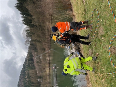 Berufstaucher an der Talsperre am Hillebachstausee im Einsatz