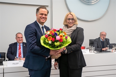 Oberbürgermeisterin Katharina Pötter gratuliert Thimo Weitemeier zu seiner einstimmigen Wahl zum Stadtbaurat