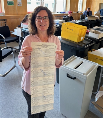 Europawahl: Wahlamtsleiterin Inga Detambel mit dem Muster eines Stimmzettels im Briefwahlbüro