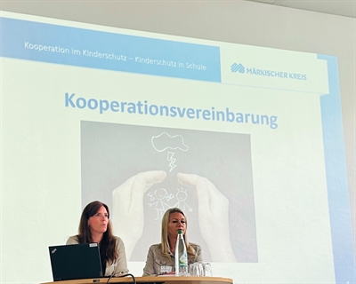 Kim Heinzer, Kinderschutzbeauftragte des Kreisjugendamtes, und Sabrina Müller. Leiterin der Allgemeinen Sozialen Dienstes im Jugendamt Plettenberg, stellten den Schulvertretern die neue Kooperationsvereinbarung Kinderschutz vor. Foto: Alexandra Hübenthal/Märkischer Kreis