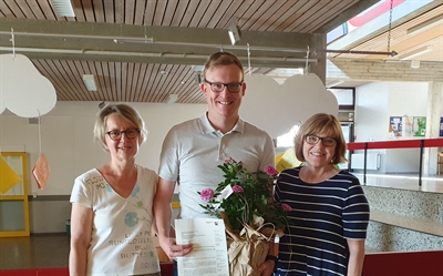 Rektorin Heidi Düwel (links) und Martina Nolte begrüßen Markus Tillmann als neuen Konrektor an der Marienschule Meschede.
