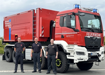 v.l.n.r.: Philipp Schulte, Sachbearbeiter Technik im Sachgebiet „Operative Dienste, Leitstelle und Technik“ Michael Schlüter, Sachgebietsleiter „Operative Dienste, Leitstelle und Technik“ und stv. Fachdienstleiter „Rettungsdienst, Feuer- und Katastrophenschutz“ und Bernd Krause, Sachgebietsleiter „Feuer- und Katastrophenschutz“ und Kreisbrandmeister nehmen das neue Wechselladerfahrzeug in den Dienst auf. 