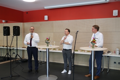 Gemeinsam begrüßten Bürgermeister Thomas Kerkhoff (von links), Landrat Dr. Kai Zwicker und Schulleiter Horst te Wilde die Gäste in der neuen Sporthalle. 