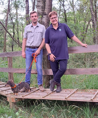 Stellen die neue Wegeführung im Naturschutzgebiet Piwitt vor: Barbara Dienstel-Kümper, Kreisdirektorin und stellvertretende Vorsitzende des Naturparks Sauerland Rothaargebirges, und Marlon Ohms, Leiter des Regionalforstamtes Kurkölnisches Sauerland in Olpe. Foto: NPSR e.V. 