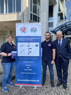 v.l.n.r. Nicole Gerke und Davide Delcarmine, Koordinatoren für das Projekt „Mobile Retter HSK“ im Fachdienst „Rettungsdienst/Feuer- und Katastrophenschutz und Landrat Dr. Karl Schneider.