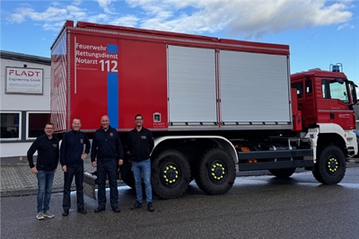 Bei der Übergabe des neuen Fahrzeuges: v.l.n.r. Rüdiger Fladt (Geschäftsführer Fladt Engineering GmbH), Sebastian Schmidt und Michael Schlüter vom HSK und Tobias Hoffmann (Projektleiter Fladt Engineering GmbH).