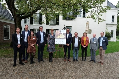 Unterzeichneten das Startdokument (v.l.n.r): Tom Voortman (EUREGIO), Dr. Michael Kiehl (Landkreis Emsland), Lara Wöhler (Universität Twente), Bernd Garvert (Kreis Borken), Antoinet Looman (Waterschap Rijn en IJssel), Gerald Aveskamp (Waterschap Vechtstromen), Suzanne van den Bos (Provinz Gelderland), Dr. Rolf Winters (Kreis Steinfurt), Hans Vennemann (Vechteverband),  Roberto Goncalves (Landkreis Grafschaft Bentheim)